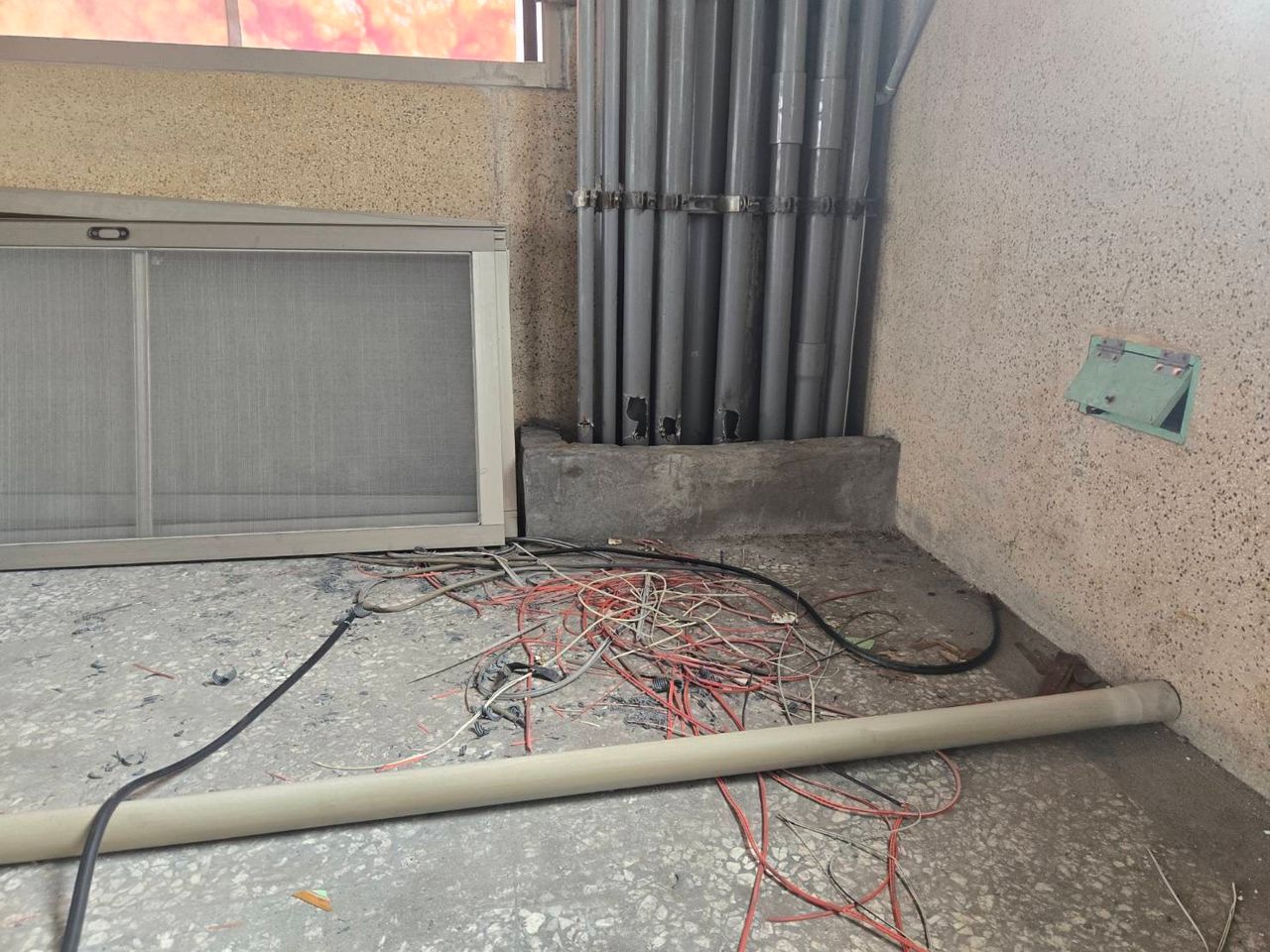 高雄鳳山廢棄店家驚見男屍!掛3樓窗外還手握電線剪 警推測是這原因