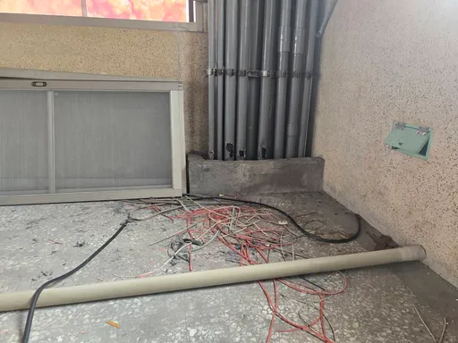 高雄鳳山廢棄店家驚見男屍！掛3樓窗外還手握電線剪　警推測是這原因