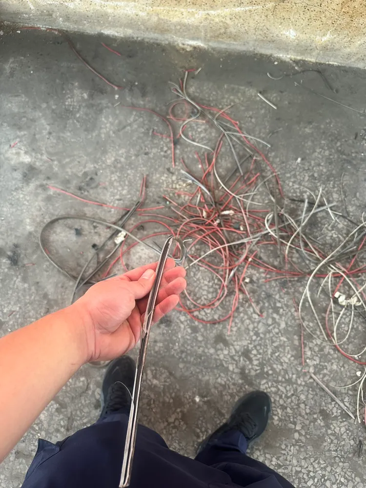 廢棄店家3樓發現男子陳屍，疑偷電線時被電死。翻攝畫面