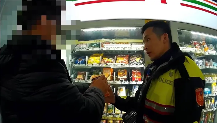 員警自掏腰包前往捷運站販賣機購買麵包與飲用水，讓學生先補充體力。警方提供