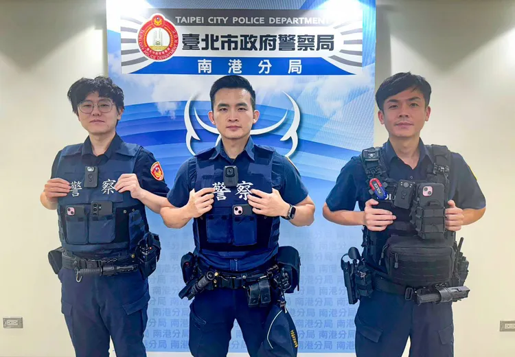 到場處理員警：（左起）南港所警員林暐倫、黃培文、游毅祥。警方提供