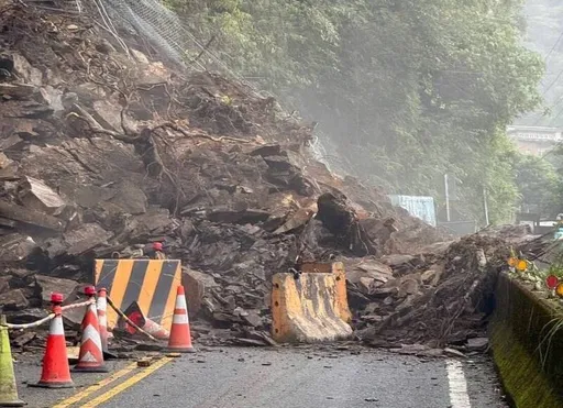 豪雨狂轟宜蘭南澳！「宜57線」坍方中斷　金洋村260戶停電