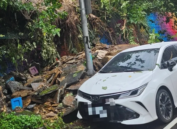內湖成功路四段土石滑落砸到小客車。翻攝畫面