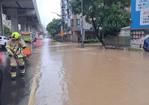 台北市也淹水！內湖多部小客車泡水ing