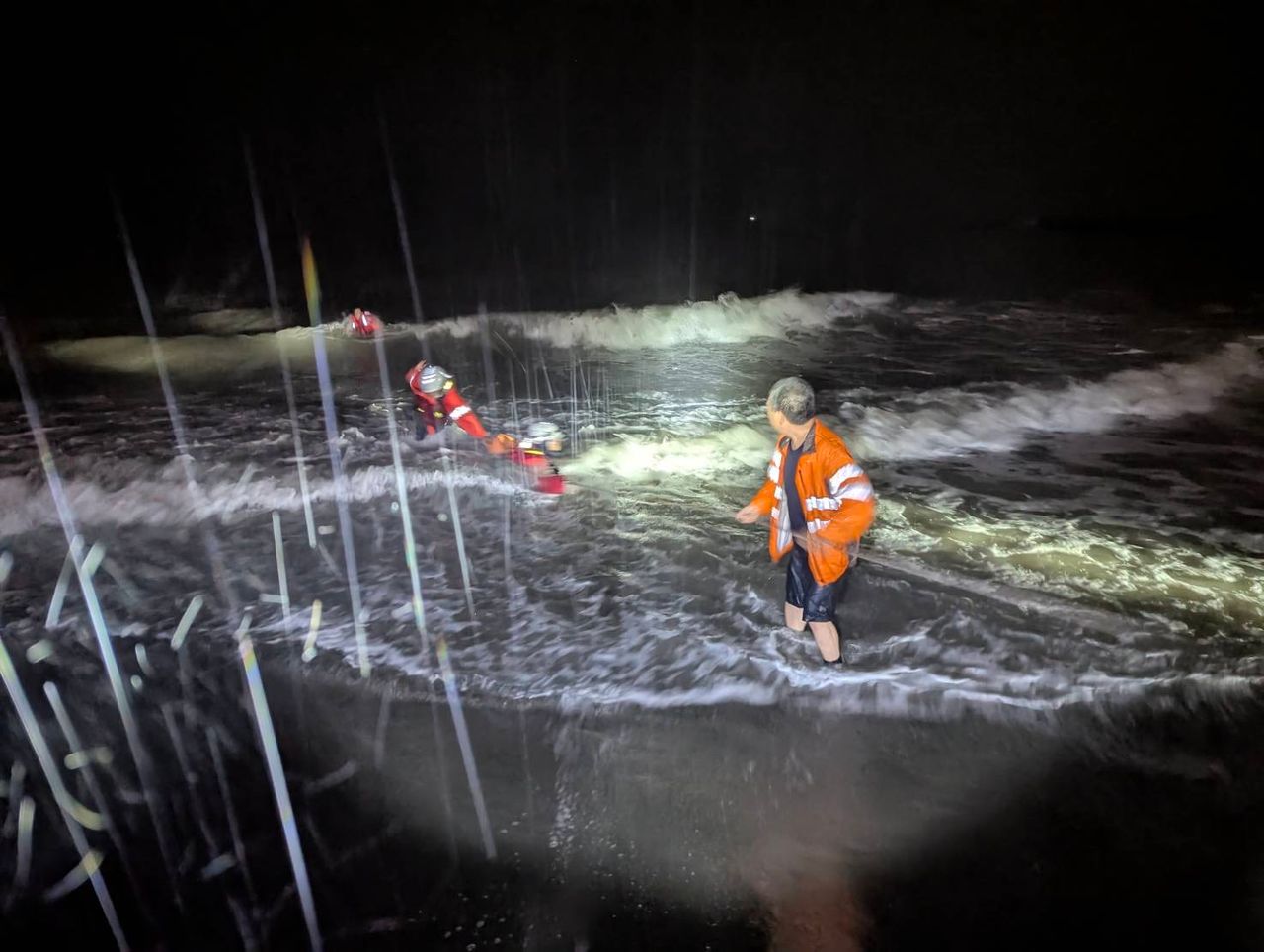台南黃金海岸雨夜2女落海!1人搶救不治1人倖存