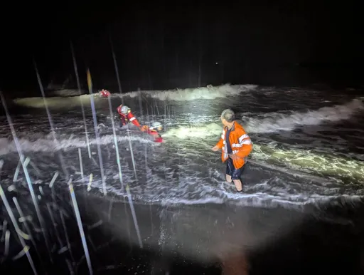 台南黃金海岸雨夜2女落海！消防隊即刻救援　1人搶救不治1人倖存