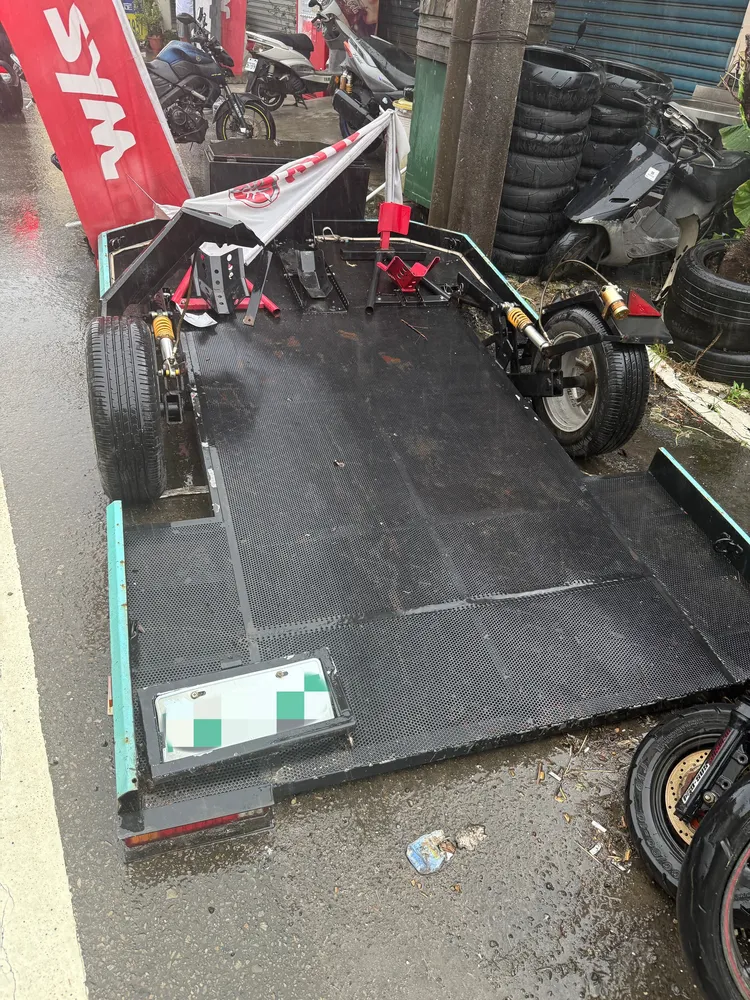 路邊停放的輕型拖車。中壢警分局提供