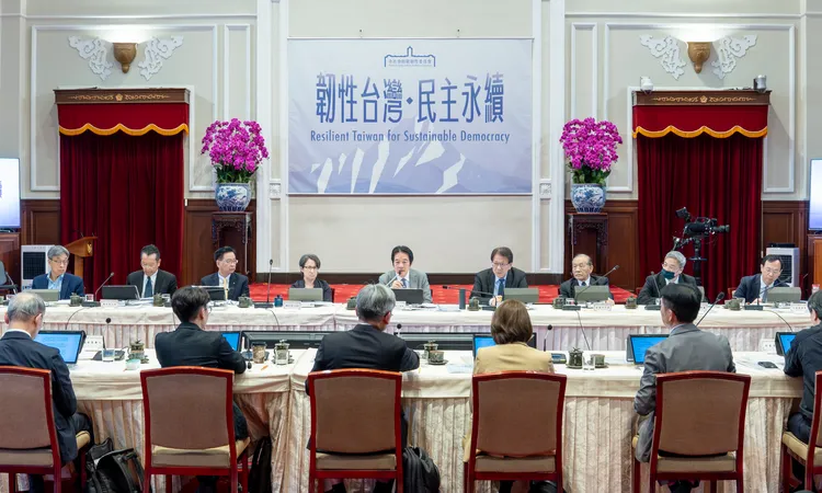 賴清德主持「全社會防衛韌性委員會第8次委員會議」。 總統府提供