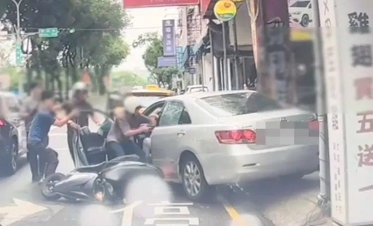 便衣員警逮人被誤認是尋仇，網友說，可以從是否一直罵三字經、身上有無刺青來分辨。民眾提供