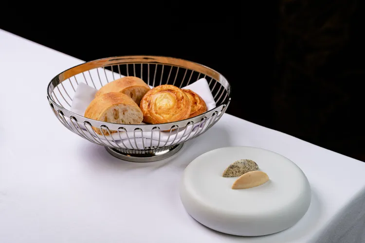 TUTTO BELLO以季節性的餐前麵包，搭配樂奇雅黑松露醬、白松露油以及有鹽奶油入醬，打開經典義式餐饗的味蕾。業者提供