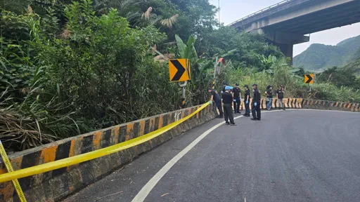 內寮澳底產業道路飄惡臭！工人探頭驚見「腐爛男屍」倒溪流