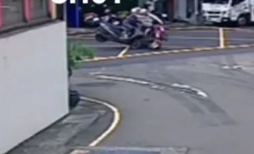 撞擊畫面曝光！台中2機車相撞　82歲嬤命危