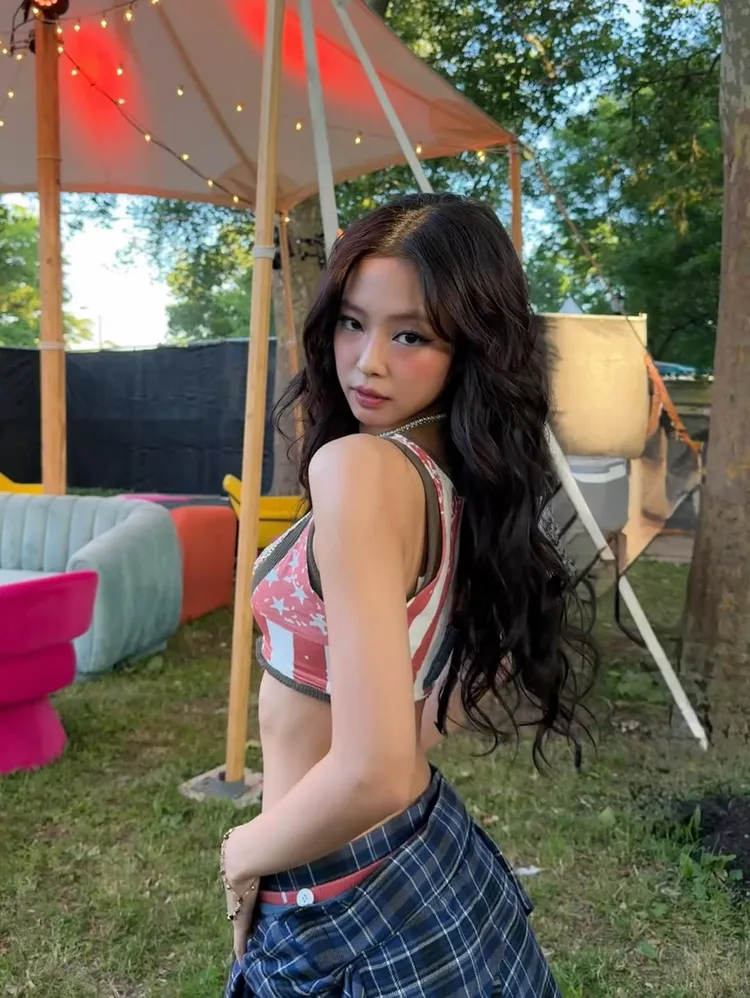 Jennie以全新火辣造型現身紐約2026 Governors Ball音樂節。翻攝Jennie IG