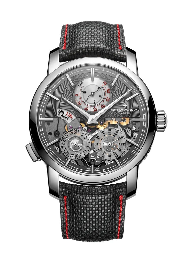 江詩丹頓Traditionnelle Twin Beat 萬年曆腕錶，42mm，950鉑金錶殼，18K金質手工機刻雕花錶盤，黑色小牛皮紋理效果處理錶帶，3610 QP手動上鏈機械機芯，動力儲存高頻活躍模式（5 赫茲）4 天、低頻靜待模式（1.2 赫茲）70日，防水深度30米。品牌提供