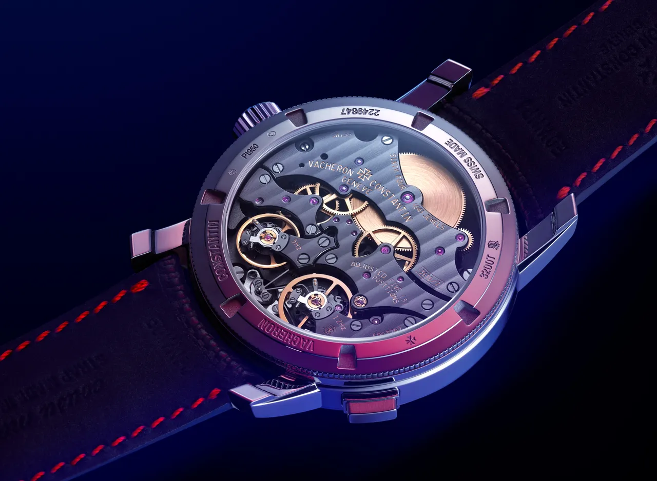 江詩丹頓Traditionnelle Twin Beat 萬年曆腕錶，42mm，950鉑金錶殼，18K金質手工機刻雕花錶盤，黑色小牛皮紋理效果處理錶帶，3610 QP手動上鏈機械機芯，動力儲存高頻活躍模式（5赫茲）4 天、低頻靜待模式（1.2赫茲）70日，防水深度30米。品牌提供