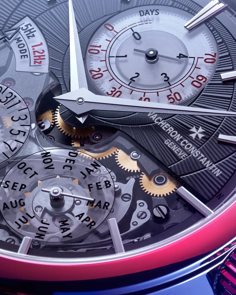 江詩丹頓Traditionnelle Twin Beat 萬年曆腕錶，42mm，950鉑金錶殼，18K金質手工機刻雕花錶盤，黑色小牛皮紋理效果處理錶帶，3610 QP手動上鏈機械機芯，動力儲存高頻活躍模式（5 赫茲）4 天、低頻靜待模式（1.2 赫茲）70日，防水深度30米。品牌提供