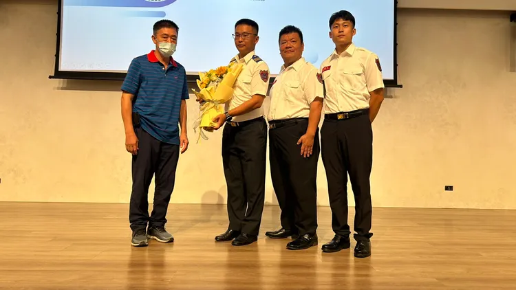 觸電失去呼吸心跳被救回的水電技師，送花向救護人員致謝。台中市醫提供