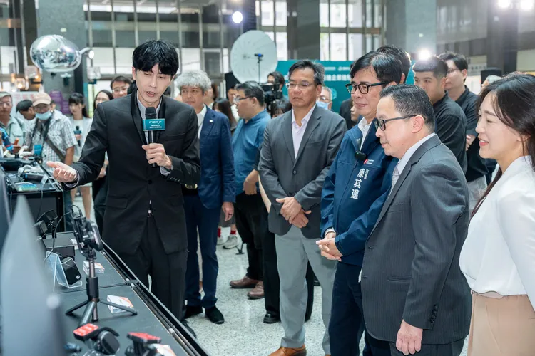 擷發科技以 AI 車載安全防護系統助攻高雄智慧交通升級，強化港區物流車隊與大型運輸車輛安全管理。公司提供