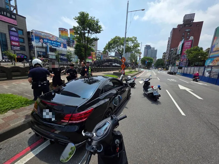 警方利用優勢警力逮捕2嫌，詢後已依法送辦。翻攝照片
