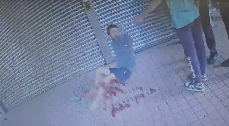 警消趕抵發現蔡男腿部受傷，地面也因此留下大量鮮血。翻攝照片