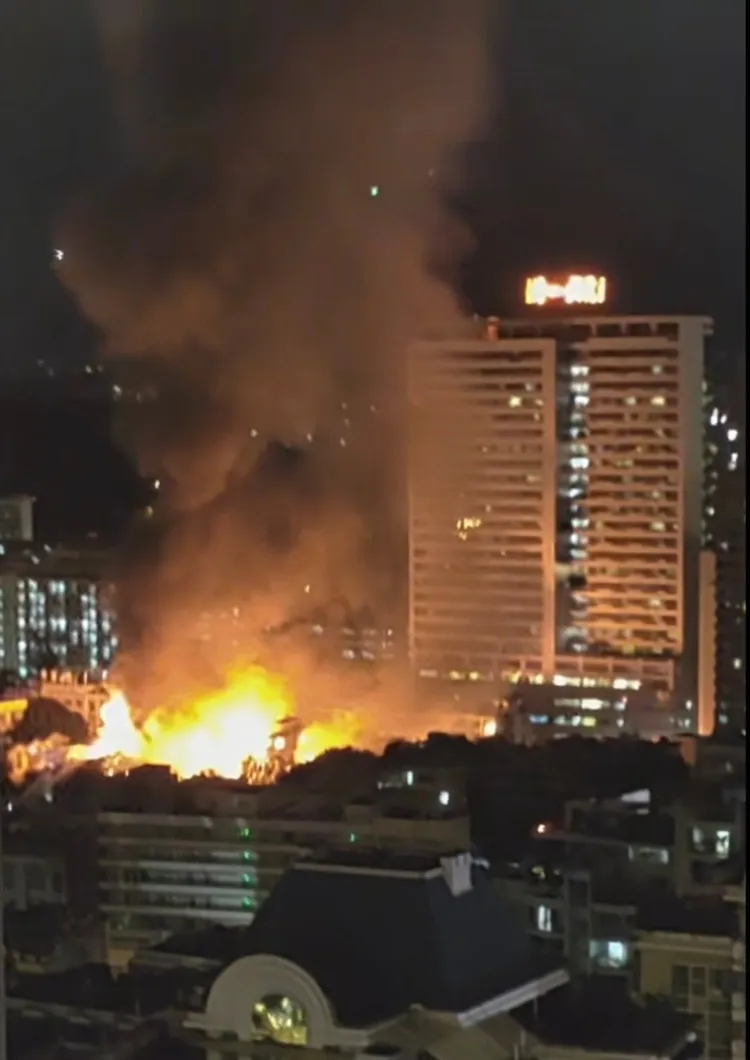 爆炸現場火光熊熊。翻攝微博