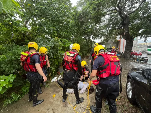 豪雨狂炸！竹縣嚴重積水釀1死1失聯　女受困車內滅頂亡、巡田民眾找嘸人