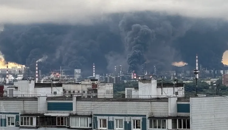 煉油廠爆炸的濃厚黑煙遮住莫斯科近郊的天空。路透社