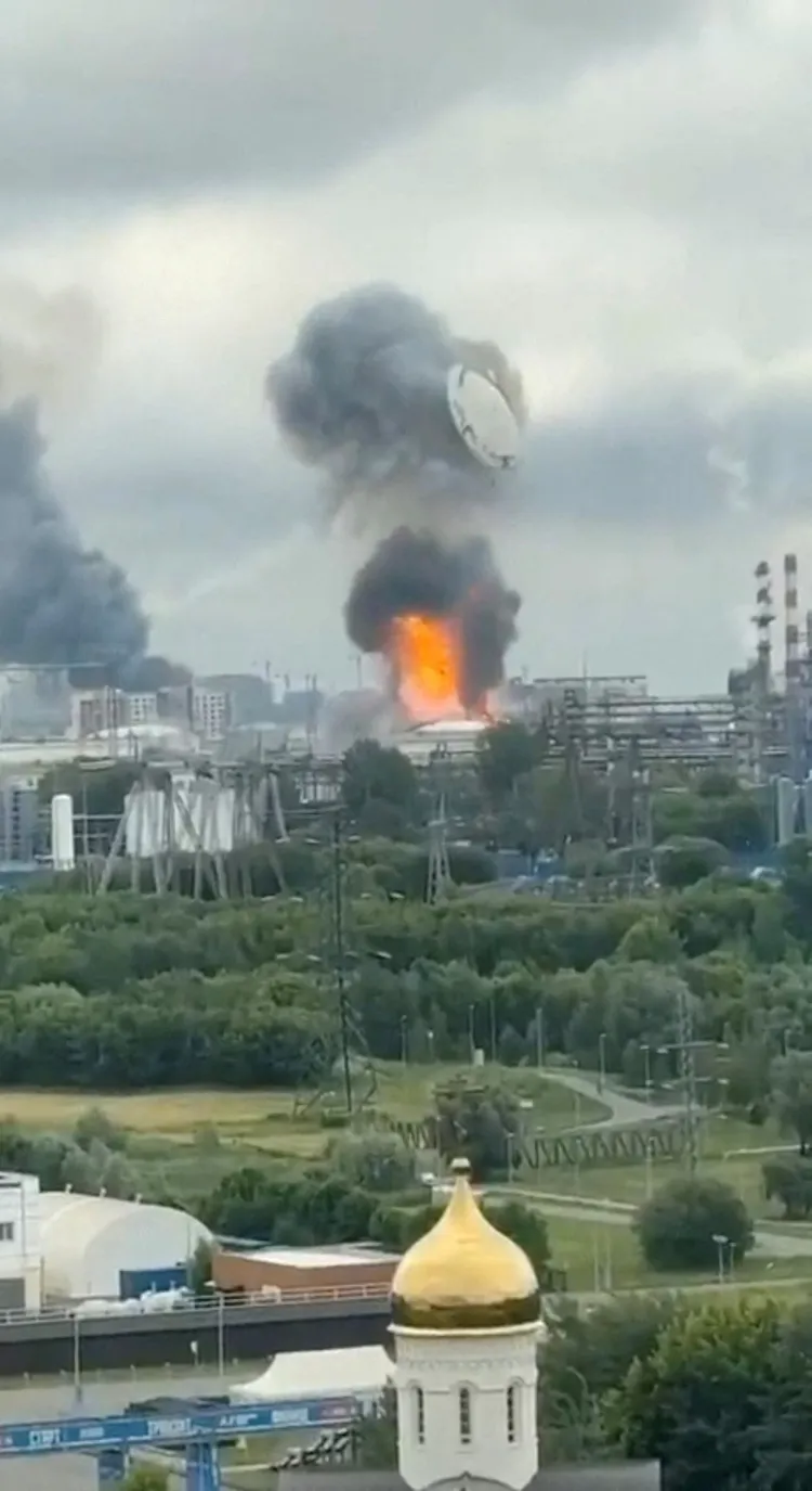 超大型儲油槽爆炸，頂蓋被炸到天空。路透社