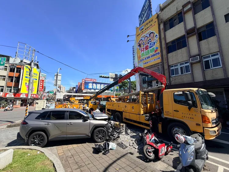 現場拖吊。桃園警分局提供