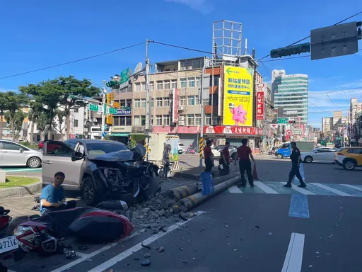 疑身體不適！小客車撞倒路邊電桿釀1傷　驚險畫面曝光