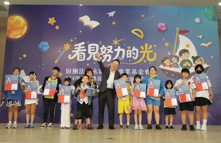 桃園市副市長蘇俊賓（右7）出席獎學金頒獎典禮，勉勵學子將這份基金會給予的溫暖，化為回饋社會的力量。財團法人永瑞慈善事業基金會提供