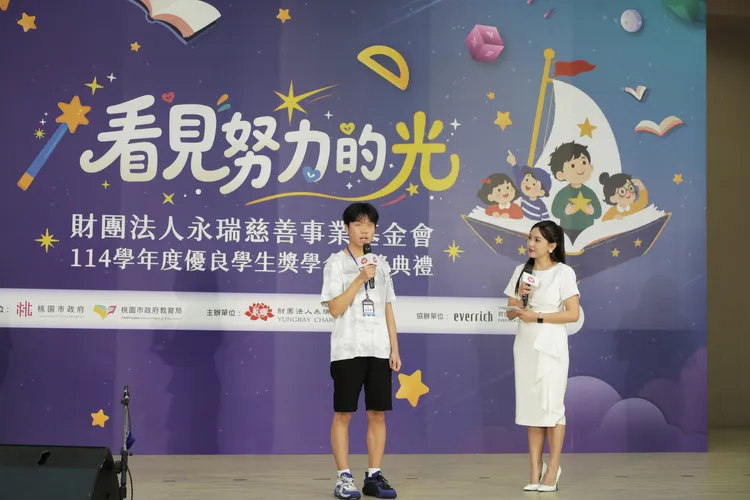 桃園市內壢國中巫孟澤（左）透過獎學金補助加強學習，成績逐漸進步，在會考取得好成績。財團法人永瑞慈善事業基金會提供