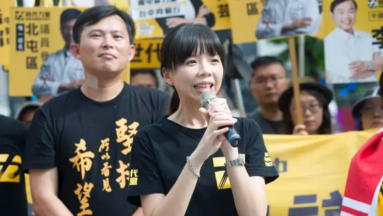 黃國昌(後者)出書把洪慈庸(前者)形容成叛徒，引發卓冠廷發文反擊。翻攝自洪慈庸臉書
