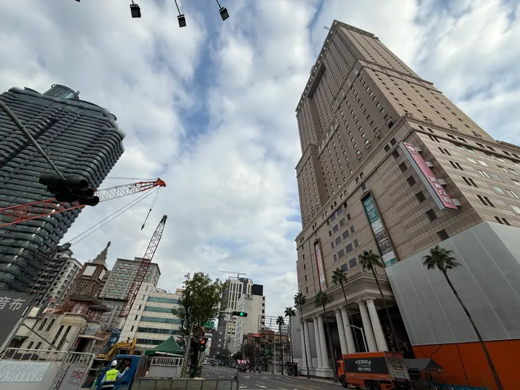 2016年台灣人壽以165億元買下高市地標商用不動產「漢來新世界中心」。葉家銘攝