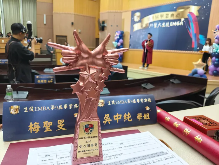 梅聖旻代亡妻出席畢典感慨萬千。翻攝梅聖旻臉書