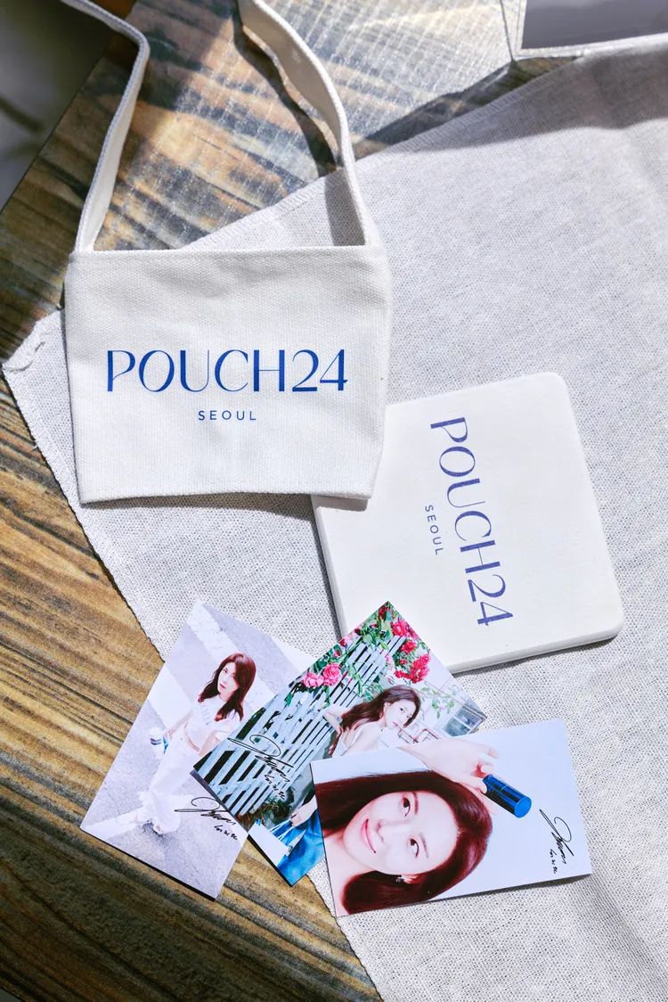7月31日前於POUCH24官網購買滿4000元，即可獲得河智苑品牌限量小卡及品牌週邊禮POUCH24杯墊與杯袋乙組。品牌提供