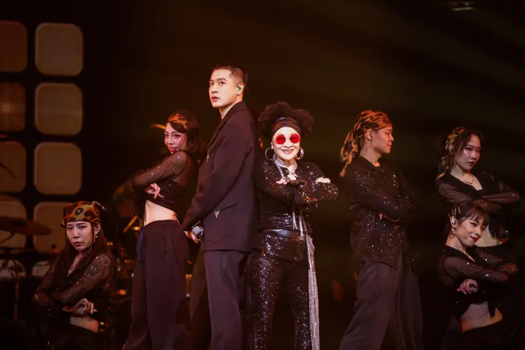 周湯豪（左）、比莉首度在金曲合體開唱。台視提供