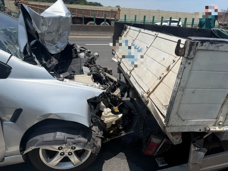 轎車被推撞前方小貨車，引擎蓋直接掀開。翻攝畫面