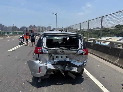 台64八里匝道5車連環撞　曳引車駕駛疑分心釀禍3人送醫