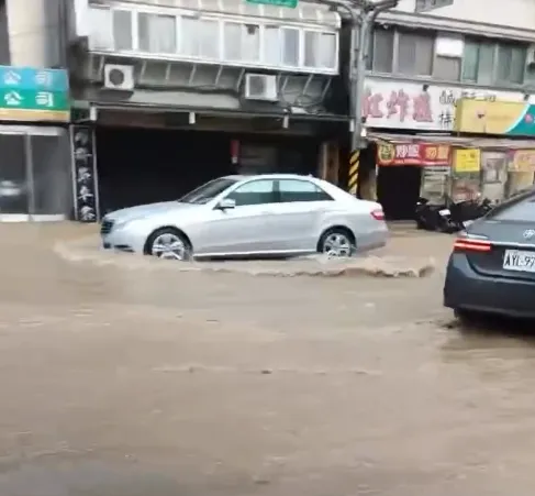 民眾表示，金龍路水淹及膝。threads_clare._.0727授權提供