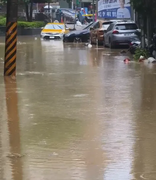 北市內湖路三段淹水。高沛生攝
