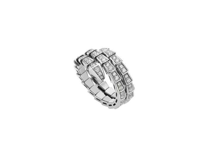 BVLGARI Serpenti Viper系列白金雙圈鑲鑽戒指。品牌提供