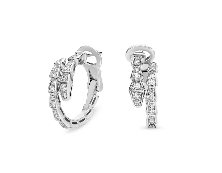 BVLGARI Serpenti Viper系列白金鑲鑽耳環。品牌提供