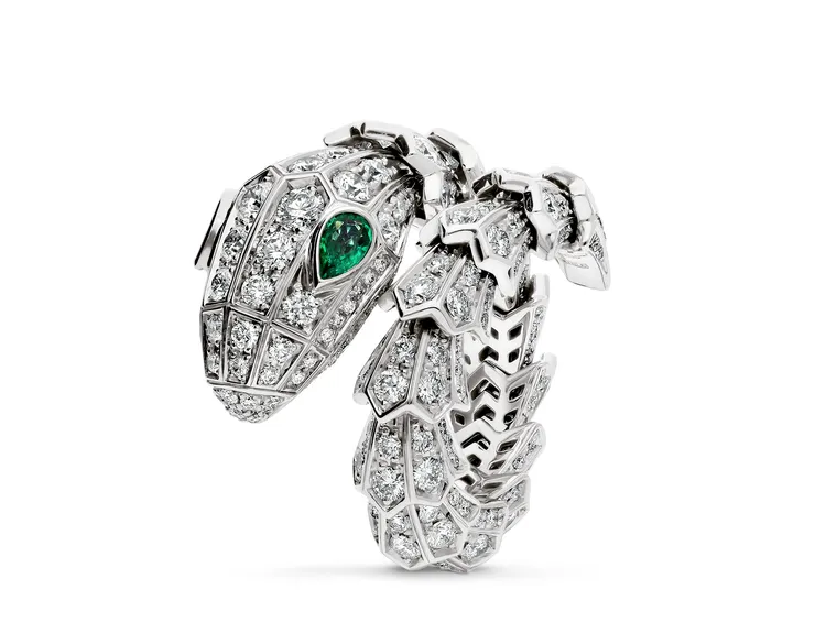 BVLGARI Serpenti系列白金祖母綠鑲鑽戒指。品牌提供