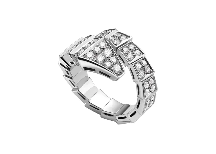 BVLGARI Serpenti Viper系列白金單圈鑲鑽戒指。品牌提供