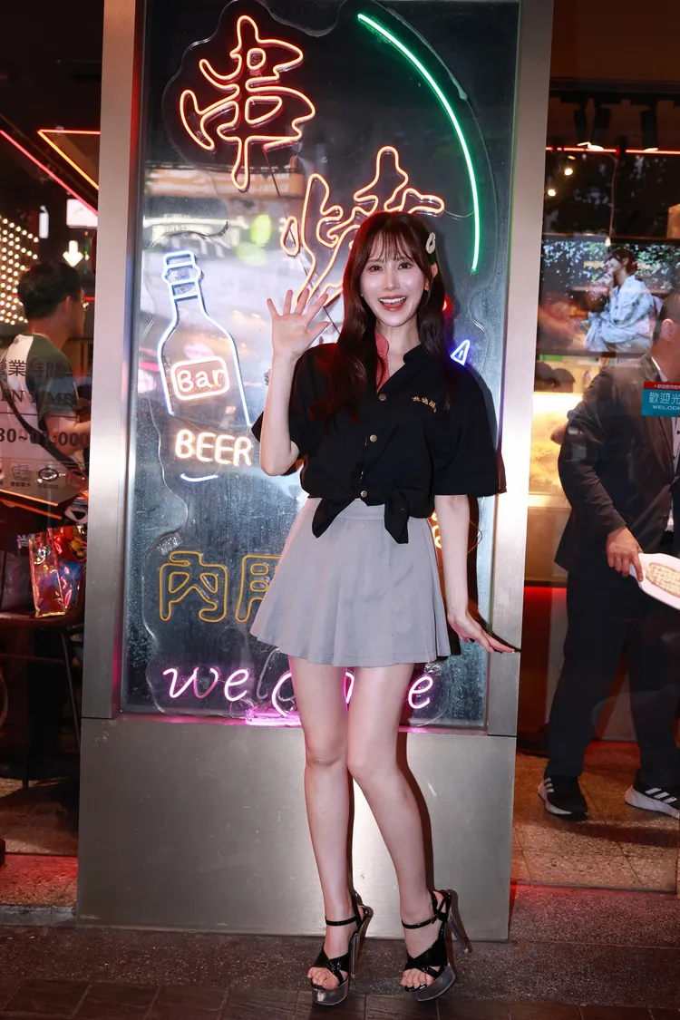 名取久留美身穿店家制服，短裙秀出辣腿。彭欣偉攝