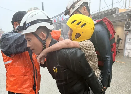 豪雨狂炸水淹屏東　消防員肉身背出受困長者