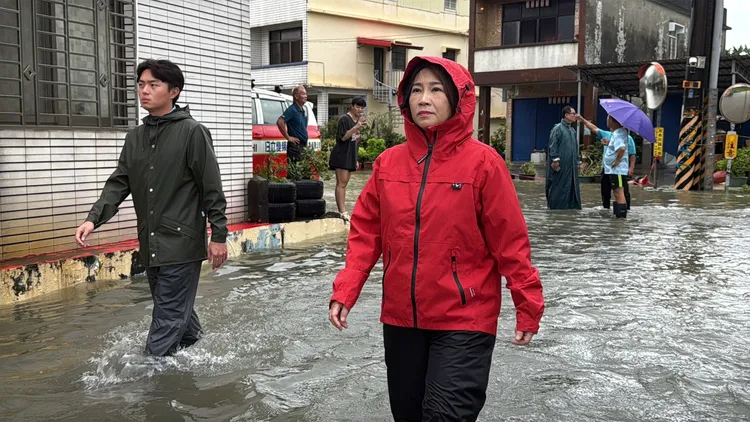 屏東淹水災情嚴重，縣長周春米下午接連前往多處勘災。縣府提供