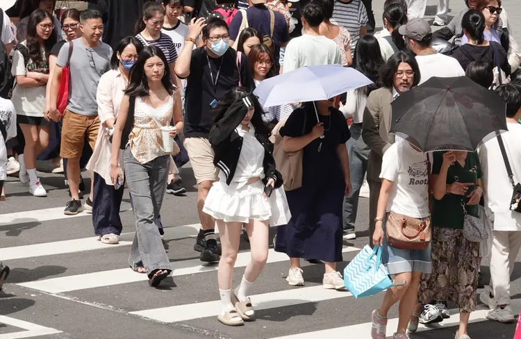 夏季要預防極端高溫造成的免熱傷害。示意圖，莊宗達攝