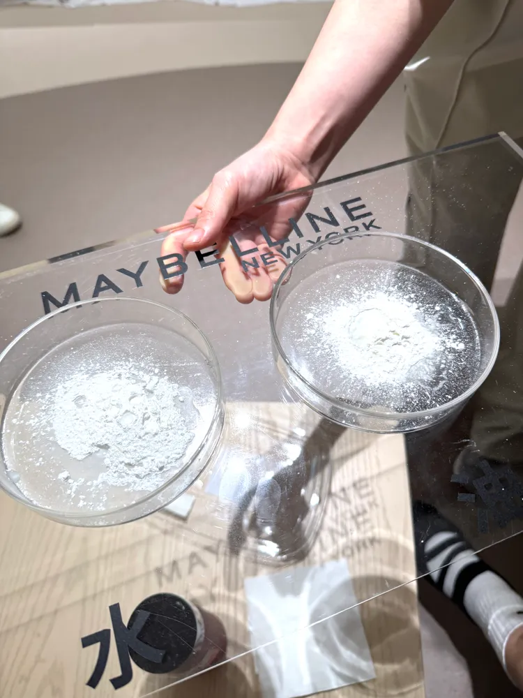 Maybelline FIT ME輕嫩透薄紗蜜粉，擁有強大的吸油不吸水特性。張家玲攝